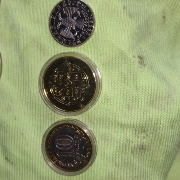 Mint Cased Collectible Coin Set with Gold and Silver Etchings - Picture 2 of 4